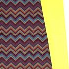 Tissu Softshell Chevrons envers polaire jaune fluo sur fond Bordeaux - Par 10 cm
