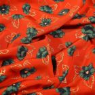 Tissu Satin imprimé Fleurs vertes et dorés sur fond Rouge - Par 10 cm
