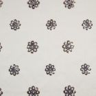 Tissu Voile de coton Fleurs bleues brodées de sequins argentés sur fond Blanc - Par 10 cm